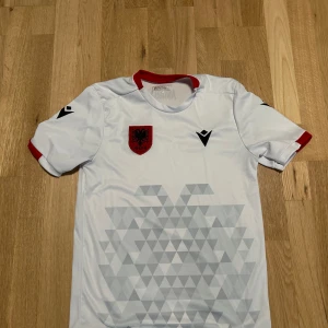 Fotbollsdres  - Fotbollsdres säljs i storlek 176.  Den är i fint skick. 