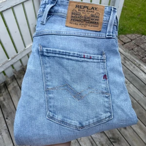 Replay Jeans  - Säljer dessa riktigt feta replay jeansen som är helt perfekta till sommaren!🌊☀️ Helt nya inköpta på jeansbolaget för 1800kr! Storlek 32👖 modell: Anbass