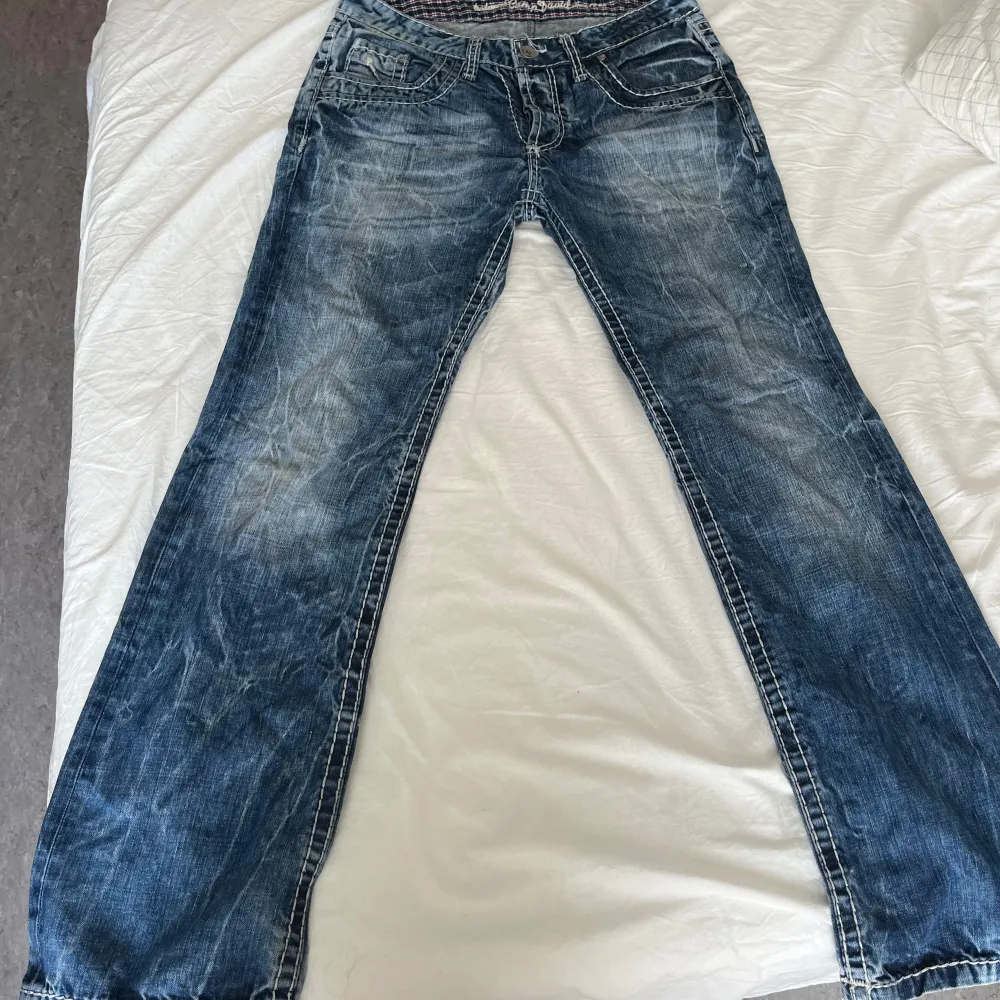 Snygga jeans i storlek 40/42 För stora på mig som har 38 Waist:32 Length:34. Jeans & Byxor.