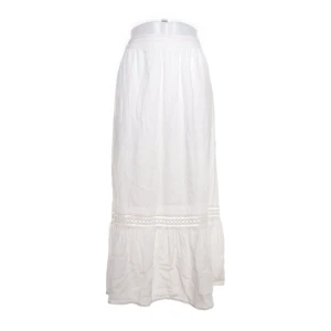 Vacker Långkjol  - Jättefin Långkjol från vila! Köpt på sellpy men passade tyvärr inte, säljer därför vidare här! Använd men i bra skick!! Skriv vid frågor💞💞💞