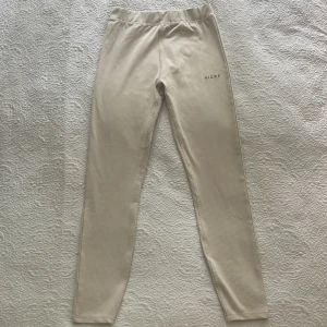 Träningstights - Helt oanvända träningstights från Stadium. Storlek S men är mer anpassad för M då dem är stretchiga. 