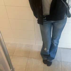 Lågmidjade jeans - Jättefina jeans från Levi’s! 💕Pris går att diskutera! Midjemått 36cm rakt över och 87cm i innerbenslängden💞