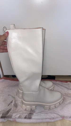 Vita stövlar  - Visa stövlar som jag köpt för 700 kr. Säljer dom pågrund av ingen användning och dom är oanvända. 