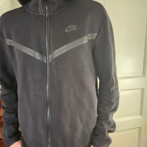 Svart nike tech fleece - Svart nike tech fleece i storlek M. Riktigt skön tröja som nu säljs till billigt pris.