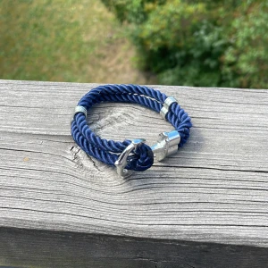 Armband - Säljer detta snygga armbandet som är perfekt för nu på sommaren! Skick-8-10. Pris-69 kr! Kom privat för fler frågor eller funderingar!🙌