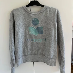 Isabel Marant sweatshirt - Isabel Marant tröja i storlek 36 🩵Märket förstördes då tröjan tvättades på fel inställning :(  Nypris: 3200 kr   Skicka gärna prisförslag!