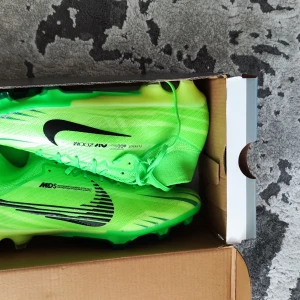 Nike Air Zoom Superfly 9 Elite st 43  - Skorna är helt nya, endas provade.  Nypris är 2999 kr. 