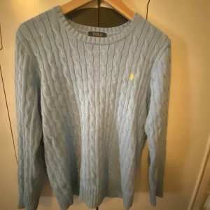 Polo tröja - Säljer en jättefin Polo ralph lauren tröja, nästan aldrig använd och har mycket kvar att ge. Cond: 9/10 Size L (14-16) Barnstorlek!
