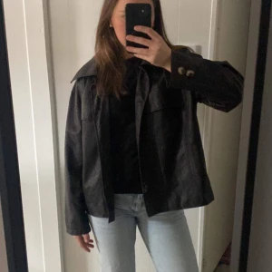Vår/höst jacka 🖤 - SUPERFIN fakeskin jacka från NAKD, perfekt som vår/sensommar/höst jacka! Saknar tyvärr en knapp men går att byta ut till en av de som sitter vid ärmarna☺️ Skriv vid funderingar eller fler bilder!🤍