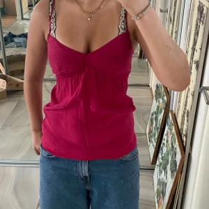 Rosa topp - Jätte fin rosa topp som jag säljer pga att jag har vuxit ur den 😞