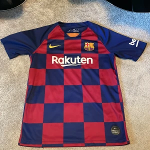 Barcelona fotbollströja storlek 158 till 170 - Säljer en Barcelona tröja pga för liten. Köpt från Intersport. Nypris 700 mitt pris 200 kronor. Storleken är xl i barn/ungdom 158 till 170 cm