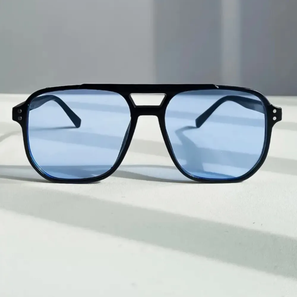 Riktigt feta solglasögon till sommarn.  Solglasögonen är i färgen blå och är i våran limiterade modell C4. Riktigt snygga och köp medans dem finns kvar! . Övrigt.