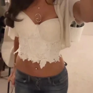 Vit korsett topp med spets - Jätte fin! Lånade bilder 