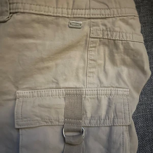 Cargo kjol - Säljer denna beiga cargo kjol för eftersom att den inte kommer till användning längre, den är använd ca 3 gånger och köpt på pull and bear. Den är i mycket bra skick. Det står ingen storlek men jag skulle säga att den är i storlek medium.
