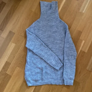 Stickad tröja  - Stickad tröja från Sincerely Loved , grå  Använd , fint skick  Storlek S/36-38