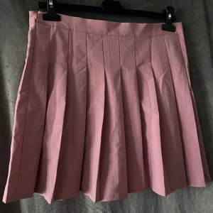 Rosa kjol ifrån shein, använd fåtal gånger. Fint skick. Storlek L 40-42 Kontackta för frågor