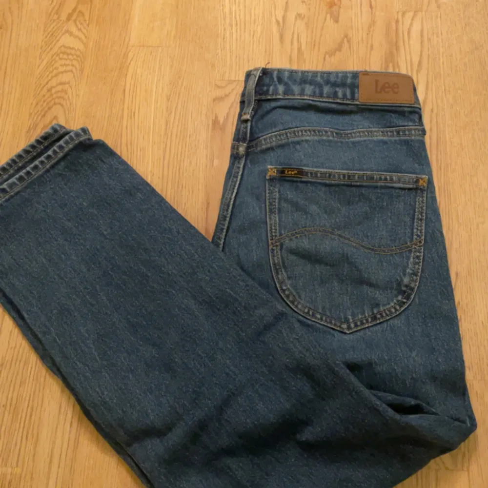 Riktigt snygga stilrena jeans från Lee, inga skador eller defekter alls. Pris kan diskuteras så hör av er. Fråga om mer bilder om de behövs. Jeans & Byxor.