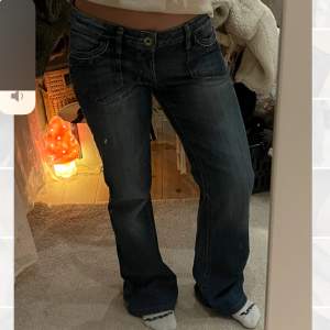 Vintage lågmidjade jeans med utsvängda ben.  Mått: Midja: 42 cm  Ytterbenslängd: 103 cm Innerbenslängd: 79 cm Gren: 19 cm 