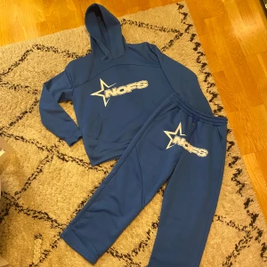 NOFS mjukisset - NOFS mjukisset nästen helt nytt (fejk) därav priset, fint skick men är lite tunnare material på luvan, bra pris, säljer pga för liten