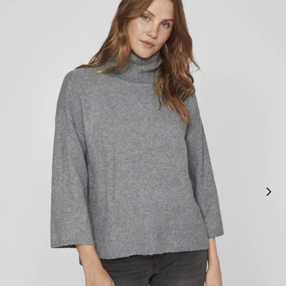 Klicka ej på köp nu! En grå stickad tröja från Vila med polo och trekvartsärm. Slits på sidorna. Använd 1 gång! 🤍🤍🤍. Stickat.