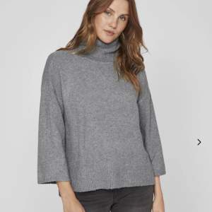 Klicka ej på köp nu! En grå stickad tröja från Vila med polo och trekvartsärm. Slits på sidorna. Använd 1 gång! 🤍🤍🤍
