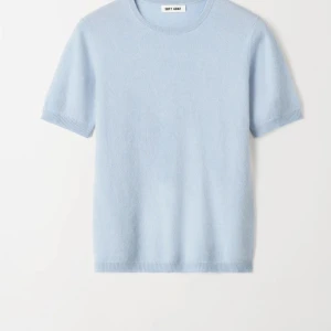 Soft Goat chashmere t-shirt ljusblå  - Hej! Säljer denna fin fina tröja från Soft Goat som tyvär aldrig riktigt kommer till andvändning. Storlek M men tror absolut att den funkar på S! Andvänd Max 3 gånger och original pris 1700. Skriv gärna för fler bilder!!