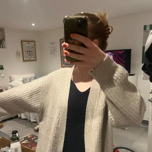 Stickad kofta - Beige kofta från HM 🤎 Jag har Strl S och är 162cm lång, den sitter lagom oversized. Sparsamt använd men nyinköpt för ca två år sedan. 💞💞💞 Har inga knappar <3