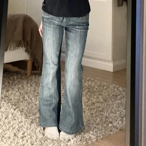 Lågmidjade bootcut jeans - Från Camaieu, jätte söta lågmidjade bootcut jeans men tyvärr för små. Använder bilderna från samma plickare som jag köpt från💞Byxan har ett midjemått på 34x2 och innerbenslängd på 73cm. Hör av er för fler bilder eller frågor💞