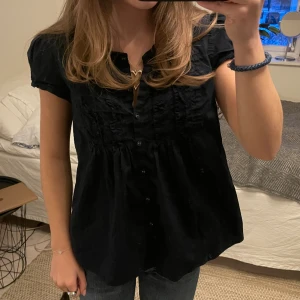 Mörkblå blus - Säljer denna superfina mörkblå blusen från GAP i storlek M