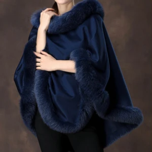 Päls poncho från Italien  - Köpt i Milano mörkblå med luva imitation päls runt alla kanter. Den är ny och endast testad.