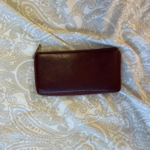 Plånbok - Liten plånnbok men bra utrymme, brun/vinröd