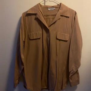 Brun skjorta - Ljusbrun skjorta i fint skick✨