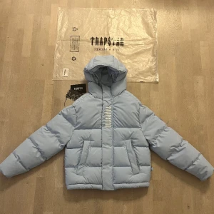 Jacka Trapstar iceblue storlek S - Herrmodell i nyskick. Använd ett fåtal gånger då det blev fel storlek.