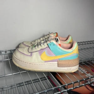 Nike Air Force 1 Shadow - Detta tar emot!! En så fräsch vårsko 💗 Använd men i fint skick. Nypris ca 1300kr. Endast swish som betalningsmedel. 