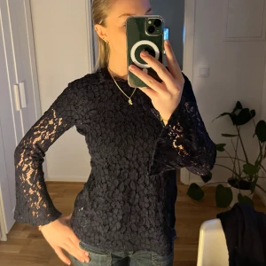 Spets topp - En marinblå spets topp som är ”genomskinlig” har en t shirt under. Super fint skick med splits i ärmarna. Säljer då den ej används. Inköpt för flera år sedan för 1500kr