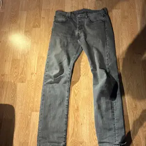 Säljer mina ganska sällsynta mörkgråa Levi’s jeans, då de är förstora för mig. Skriv för bättre bilder