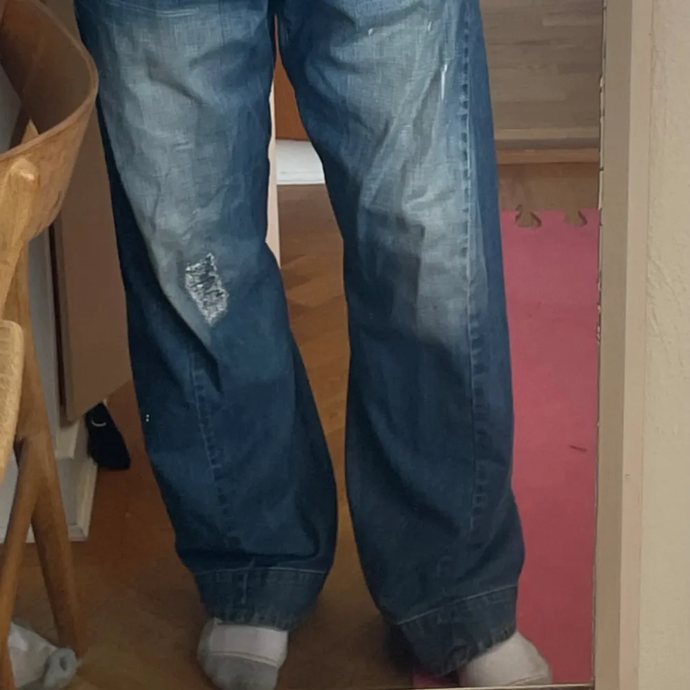 Customized Levis jeans med flare nertill. Mycket snygga i perfekt skick! Hör av er vid eventuella funderingar eller vid behov av fler bilder.. Jeans & Byxor.