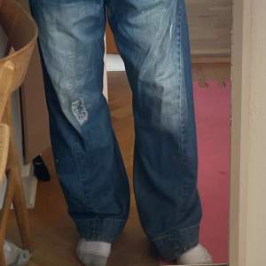 Customized Levis jeans med flare nertill. Mycket snygga i perfekt skick! Hör av er vid eventuella funderingar eller vid behov av fler bilder.