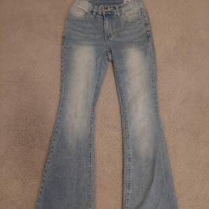 Snygga liw waisted jeans med 2 små,små hål. Finns bild på bild 3.  Använda ca 4ggr ❤️ Säljs pga att de är lite för stora 🤷‍♀️