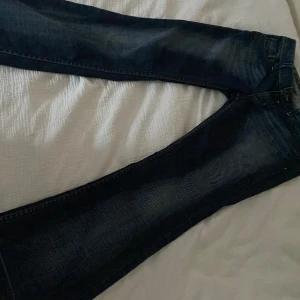 Lågmidjade esprit jeans - köpte på Plick och Säljer pga att de är för stora, De är uppsprätta där nere. Skriv för fler bilder!💕