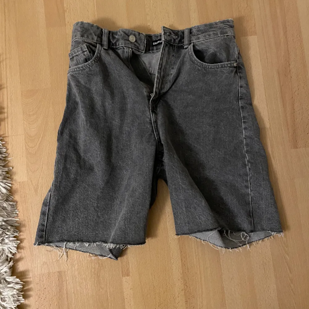 Gråa jorts, bra till sommaren. Säljer eftersom de e för små för mig. Shorts.