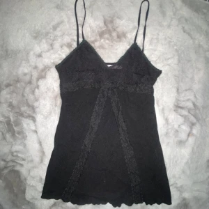 perfekt svart topp med textur  - Verkligen superfin och sexig har bara flera liknande så händer inte att denna kommer till användning tyvärr, inga defekter, står xl men passar nog mer xs-s kanske m också men osäker! Från märket RCC fashion