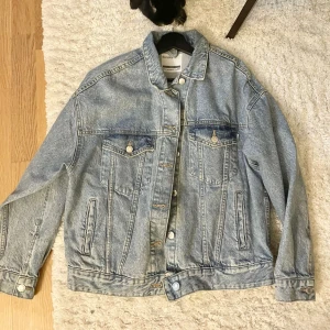 Jeansjacka - Säljer denna jeansjacka i storlek 34, oversized så passar även 36. I fint skick, har en slitning längst ner vid knapprna annars i nyskick!🩵