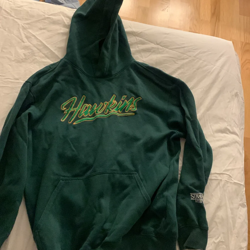 Säljer en stranger thinks Hoodie från hm kommer inte till användning mer. Hoodies.