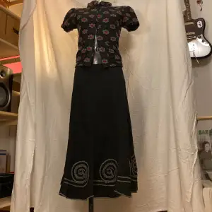 Lång kjol med spiralmönster. Storlek L. 