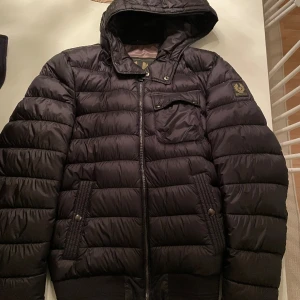 Belstaff dunjacka - Dunjacka från belstaff i nyskick!  Storlek S, bör passa dig som är mellan 170-180cm  Nypris 2500kr  Perfekt vinter/vår jacka  Kan skicka mer bilder om så önskas! 