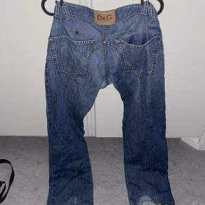 Vintage D&G jeans köpta på sellpy dom är raka och lite lågmidjade 