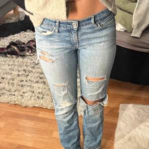 Säljer mina lågmidjade håliga jeans för jag inte använder de så ofta då jag tröttnat på dom jag har ganska långa ben o dom är perfekta i längden. 