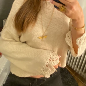 Tröja med volang ärmar  - Jättefin tröja med trekvart ärmar typ. (Skriv för tydlig bild). Den är från zara barnavdelning. Passar xs-m. Skriv för frågor osv!