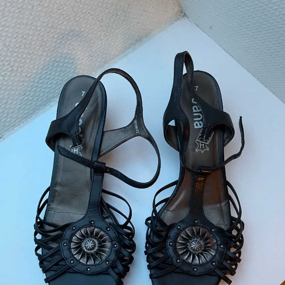 Svarta sandaletter i använt skick men fina och hela. . Skor.